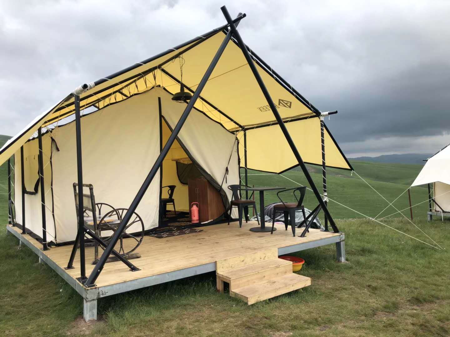 牧云帳篷營地 360°全景圖與折疊桌椅的戶外美學